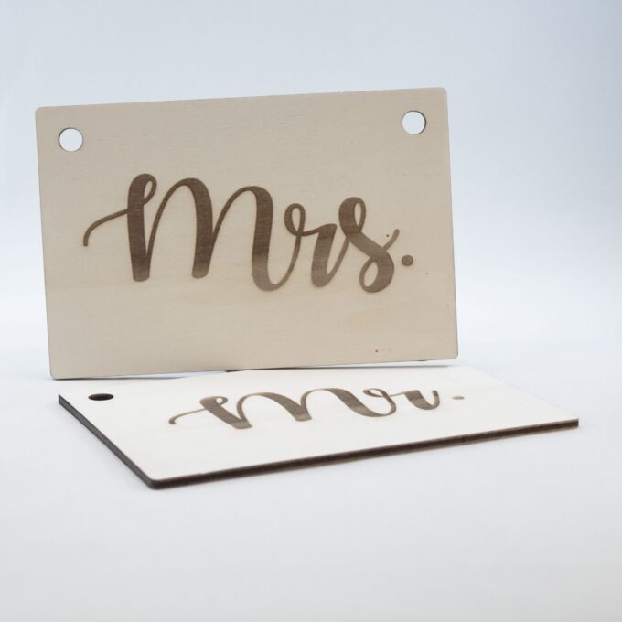 Houten stoelkaartjes Mr. & Mrs.