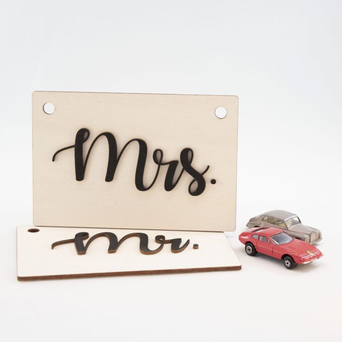 Houten stoelkaartjes Mr. & Mrs. met reliëf